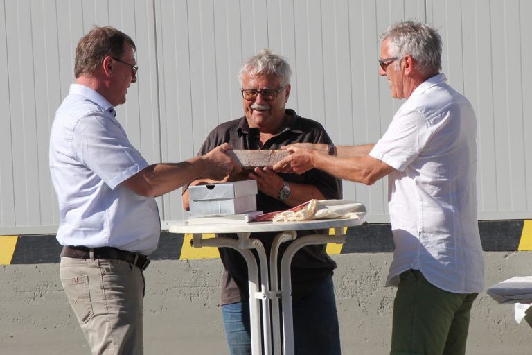 V. l. Holcim-Untervaz-Geschäftsführer Markus Hepberger, Zementwerk-Eigentümer Horst Böhler und der Besitzer des Gründungssteins, Thomas Batlogg. Fa