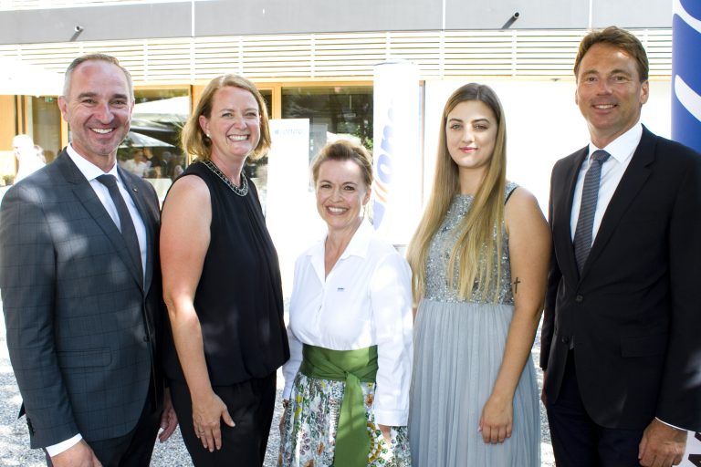 Landesdir. Jürgen Gmeiner und Nicole, Organisatorin Birgit Kogler, Julia Stöckler und Vorstandsdir. Harald Riener.