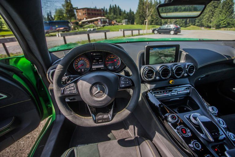 V8-Biturbo und Cockpit mit Formel-1-Flair.