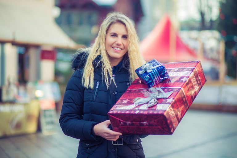 Vanessa aus Feldkirch ist beim Weihnachtseinkauf in der Dornbirner Innenstadt fündig geworden. Die Händler hoffen auf viele „Christkindle“ am Wochenende. VN/PS