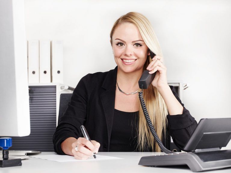 Verdienen attraktive Menschen tatsächlich mehr? Eine neue Studie stellt dies in Abrede.