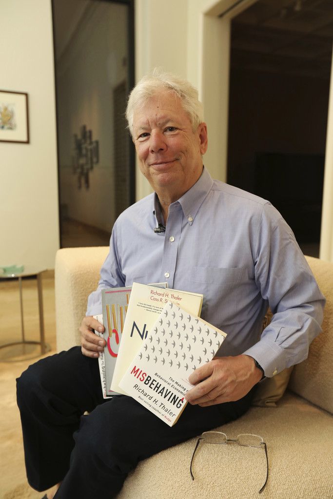 Verhaltensökonom Richard H. Thaler mit Publikationen. AP