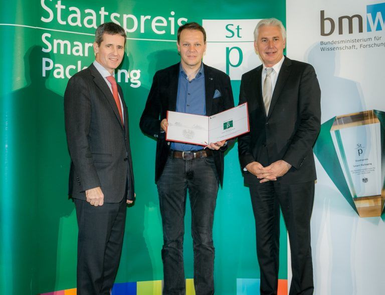 Verkaufs- und Marketingchef Gerhard Bertsch mit der Auszeichnung.