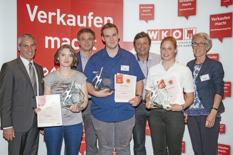 Vertreter der Sparte, Wirtschaftskammer und Schule gratulierten den drei Erstplatzierten. Fotos: WKV
