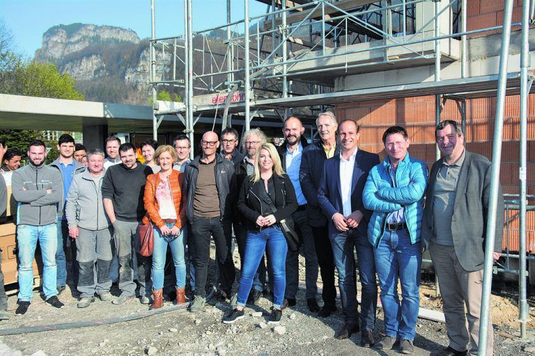 Vertreter der Wohnbauselbsthilfe, der Hinteregger Gruppe, Handwerker, Bau- und Facharbeiter mit Bgm. Egger.