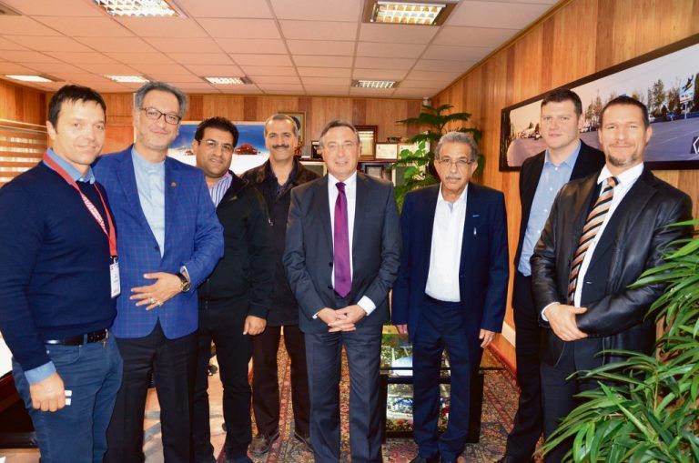 Vertreter von Doppelmayr, Ex-Skirennfahrer Pepi Strobl und Wirtschaftsdelegierter Georg Weingartner bei den Verantwortlichen des Tochal.