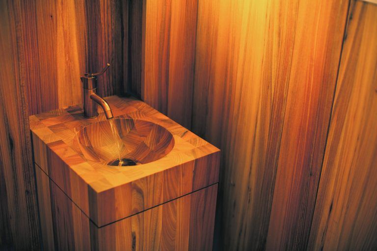 Viel Holz, und möglichst massiv: bei den Waschbecken nehmen wir das vertraute Material an ungewohnter Stelle schon als Selbstverständlichkeit.