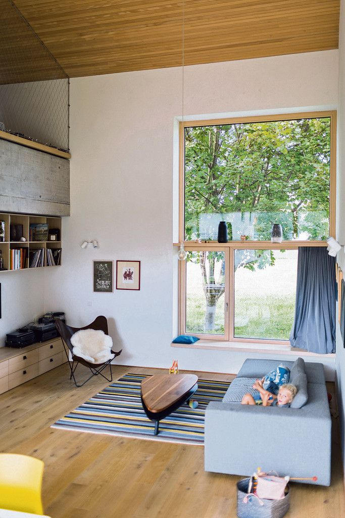 Viel Licht und Luft im Loft. Ankommen, Wohnen, Kochen, Essen in einem Raum. Im Obergeschoß sind Schlaf- und Sanitärräume, Kinderzimmer und ein offener Arbeitsbereich untergebracht.