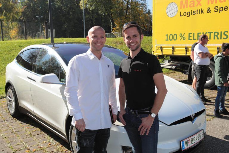 Viel Zuspruch für Klaus Denkmayr und Manuel Stocker von Tesla.