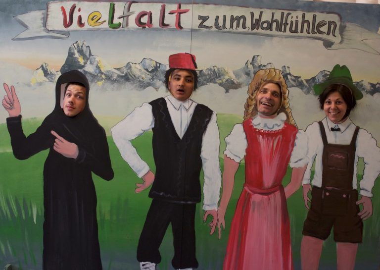Vielfalt zum Wohlfühlen
            
              Offene Jugendarbeit Lustenau (OJAL)
            Gemeinsame Veranstaltungsreihe aller Jugendtreffs der OJAL, bei der die Fragen „Was bedeutet Vielfalt? Wie können wir mit vielfältigen Identitäten und Kulturen leben? . . .“ bearbeitet wurden. Ziel war es, Radikalisierungstendenzen zu veranschaulichen, kritisch zu beleuchten und beispielhafte Handlungsmöglichkeiten zu präsentieren.