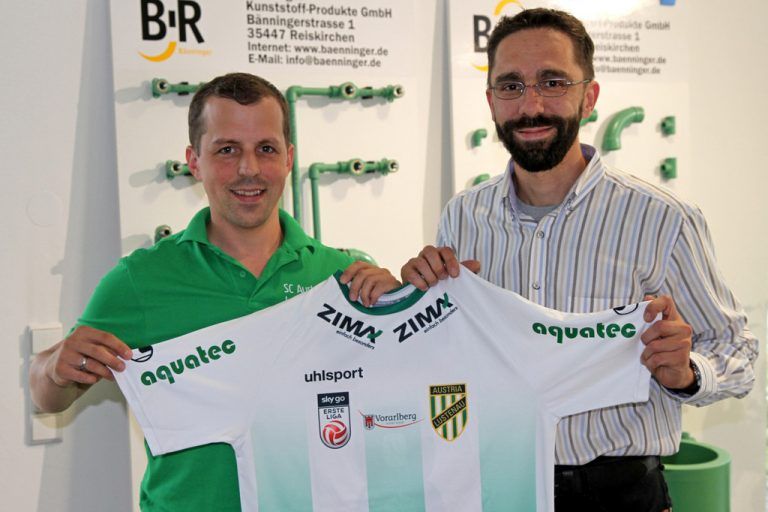 Vincent Baur (links) und Daniel Jäger mit dem Uhlsport-Trikot, welches nun auch den aquatec-Schriftzug am Ärmel trägt.Foto: Austria