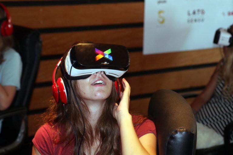 Virtuelle RealitätGroße Konzerne haben bereits Milliarden in diese Technologie investiert. Obwohl noch in den Kinderschuhen, soll das virtuelle Eintauchen in eine der Realität nachempfundene Welt in naher Zukunft unseren Alltag erobern.