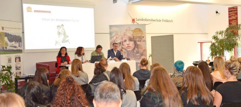 V.l.: Barbara Bergmeister-Keckeis, LBS-Direktorin, Birgit Nöckl (maischön), Landesschulinspektor Franz-Josef Winsauer und Innungsmeister Günther Plaickner.  WKV