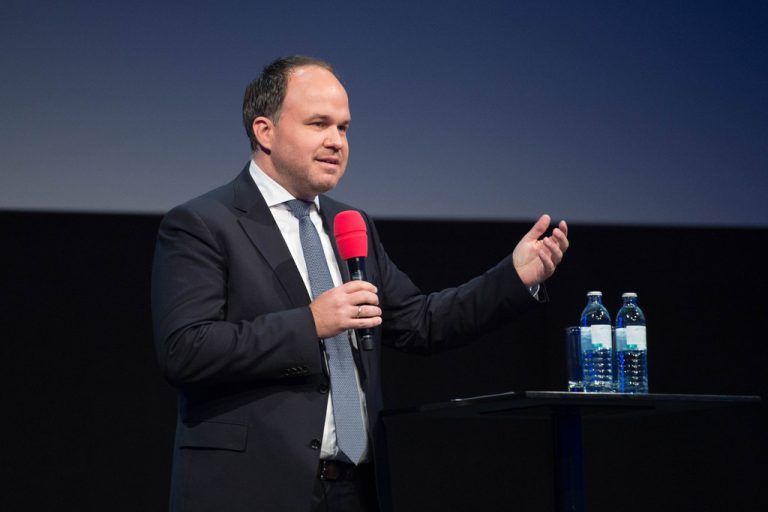 VN-Chefredakteur Gerold Riedmann schilderte zur Begrüßung die Dringlichkeit und Aktualität der Tagungsschwerpunkte.