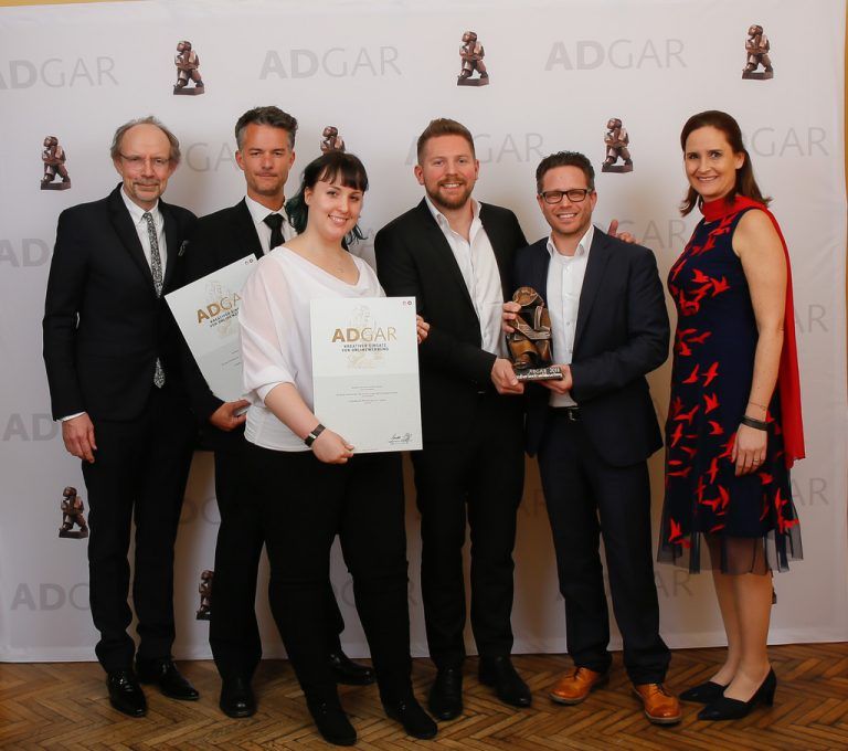 VN-Herausgeber Eugen A. Russ (l.) mit den Gewinnern des Sonderpreises „Kreativer Einsatz von Onlinewerbung“, dem Team von Tunnel23.Schiffl