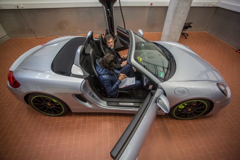 VN-Motorchef Michael Gasser traf den gebürtigen Feldkircher Otmar Bitsche an einem Ort, wo nur selten Journalisten Zutritt haben: Im Forschungs- und Entwicklungszentrum von Porsche sprach Bitsche über den Porsche der Zukunft. Der Mission E (r.) soll 2020 als elektrischer Viersitzer auf den Markt kommen. „Erste Aggregateträger fahren bereits“, verriet Bitsche den VN.