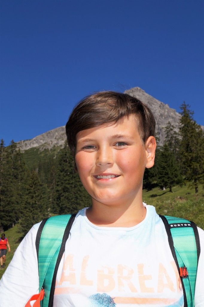 Vojislav Dobras, 10In allen vier Jahren gefiel mir die Projektwoche in Salzburg am besten. Dort konnten wir viel Neues erfahren, wie zum Beispiel im Haus der Natur. Aber auch im Zoo konnte man vieles über verschiedene Tiere lernen. Im Hangar-7 waren tolle Ausstellungsstücke, die mir sehr gefallen haben.