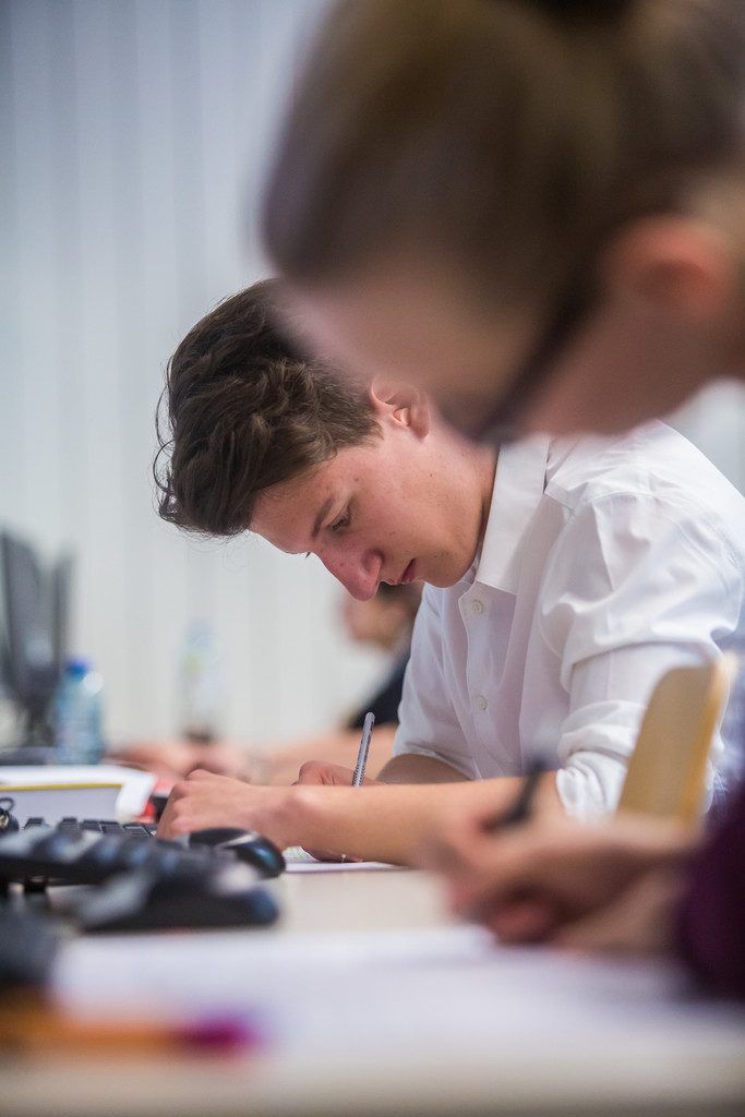 Am BG Rebberggasse Feldkirch schreiben die Maturanten ihre Arbeiten am Computer.