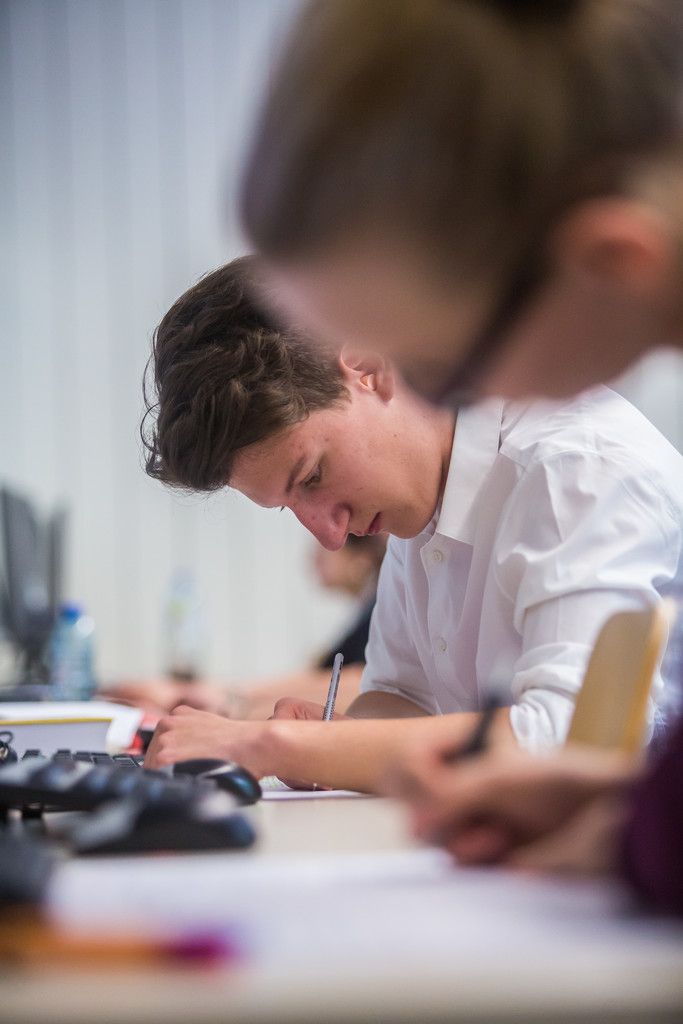 Volle Konzentration auf die Deutsch-Klausurarbeit. Die Matura hat am Mittwoch begonnen. Foto: VN/Steurer