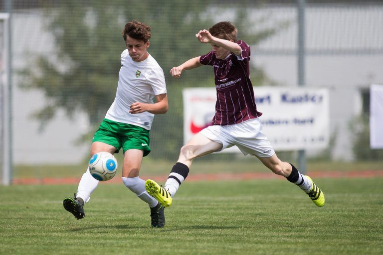 Voller Einsatz war gefordert. Und den zeigten die jungen Fußballer auch. Hier eine Szene aus dem Spiel Austria Lustenau gegen TSV Altenstadt.