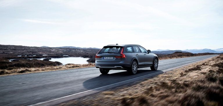 Volvo V90 Cross Country: Die jüngste Variante den neuen schwedischen Oberklasse-Modells ist auf schwierige Pfade gepolt.