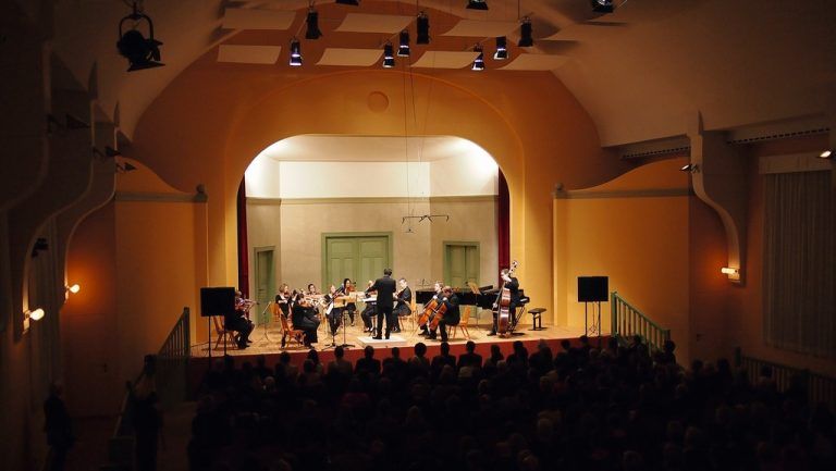 Vom 11. bis 14. Mai macht die 9. Emsiana Hohenems zum babylonischen Sehnsuchtsort, eröffnet wird das Festivals traditionsgemäß vom jungen Kammerorchester tonart sinfonietta. foto: tonart sinfonietta/martin hölblinger