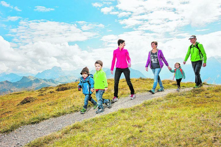 Vom Frühstück bis zum Sonnenuntergang – der Diedamskopf lädt zum Verweilen ein Ob abwechslungsreiche Familienwanderung, anspruchsvolle Tagestour oder schwindelerregender Gipfelspaziergang: Der Diedamskopf hält vielfältige Erlebnisse bereit. Eimblicke in die Bregenzerwälder Handwerkskunst bietet eine Fotoausstellung , die vor Kurzem im Skihaserl an der Bergstation eröffnet wurde. Jeden Dienstag, vom 4. Juli 2017 bis 12. September 2017, erwartet das Panoramarestaurant hungrige Bergfexe mit einem genussvollen Frühstück. Bergromantik pur hingegen verspricht eine Sonnenuntergangsfahrt.