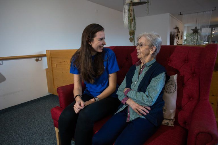 Vom Rad als Praktikantin ins Seniorenheim. Melanie Amann kümmert sich um die 96-jährige Elisabeth Schuler.VN/steurer