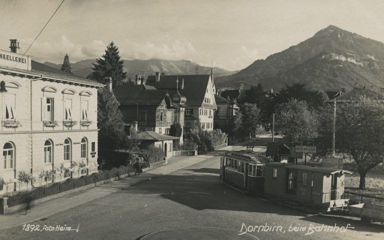 Von 1902 bis 1938 verkehrte die Elektrische Bahn zwischen Dornbirn und Lustenau. Hier auf dem Bahnhofsvorplatz.