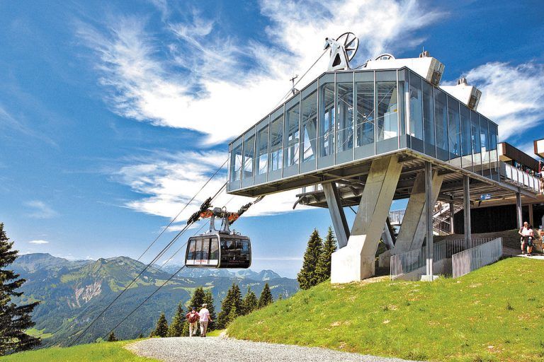 von Bezau hinaufgondeln und mit offenen Augen geniessen
            Von der Sonne verwöhnt werden und dem Genuss frönen, Gipfel bezwingen oder gemütlich wandern, schlendern und flanieren - und das alles mit besten „Aussichten“ - dies ermöglicht eine Fahrt mit der Seilbahn von der Talstation in Bezau über die Mittelstation Sonderdach bis zur Bergstation Baumgarten/Niedere. Beeindruckend thront das Panoramarestaurant auf Baumgarten und lädt mit großer Sonnenterrasse und Kinderspielplatz zum Verweilen ein. Es ermöglicht einen 360° -Rundumblick über den gesamten Mittleren und Vorderen Bregenzerwald bis hinaus ins Allgäu und zu den Schweizer Bergen.