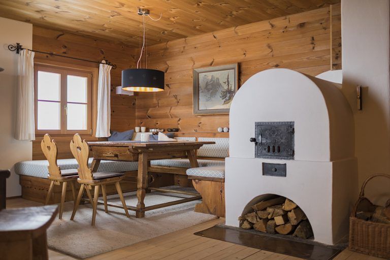 Von der Loggia aus kann man in die Stube im Erdgeschoß sehen. Der Holzofen ist aus dem Ahrntal in Südtirol und ist schon vom Vorbesitzer eingebaut worden.