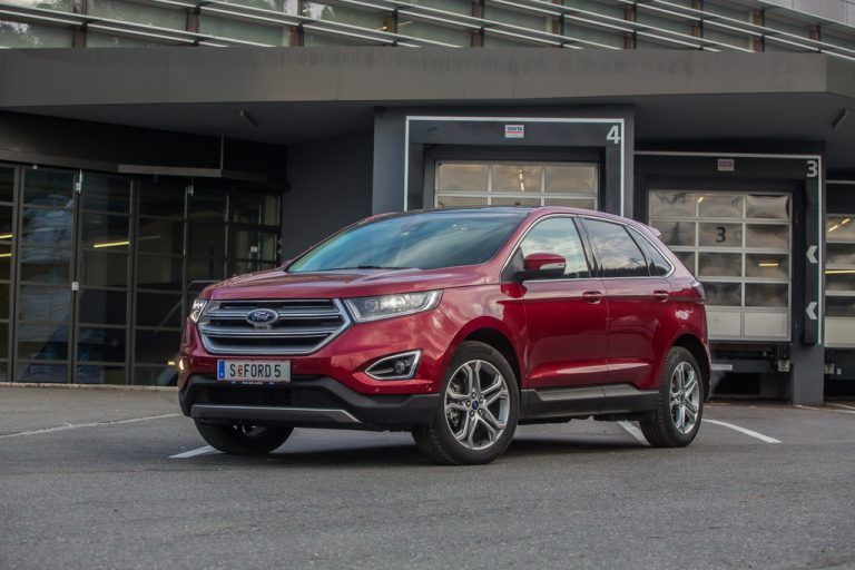 Von stattlichem Format und kantiger Statur: Der Ford Edge pflegt den auffälligen Auftritt. Fotos: VN/steurer