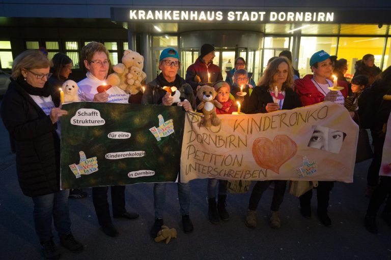 Vor dem Krankenhaus machten Demonstranten auf die Problematik der kinderonkologischen Versorgung aufmerksam. vn/hartinger