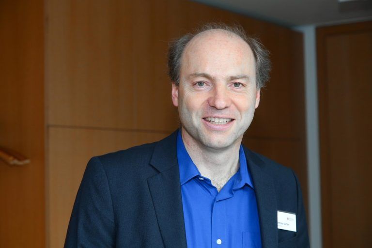 Vorarlberg ist eine sehr dynamische Region, die durch die ebenfalls sehr gut positionierten Nachbarregionen in Deutschland und der Schweiz angestachelt wird, das Beste zu geben. Das Land tut außerdem alles, um die Rahmenbedingungen für die Wirtschaft und in der Bildung zu schaffen. Für mich ist es aber auch innovativ, wenn man zum Beispiel, wie gerade, ein Konzept erarbeitet, wie die Wirtschaft im Land sich entwickeln und Einklang mit anderen Interessen hergestellt werden kann.
Matthias Sutter, Universität Köln (D)