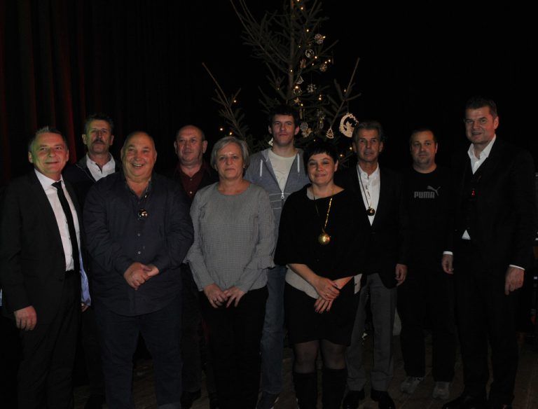 Vorarlberg Milch Die Vorarlberg Milch ehrte im Rahmen der Weihnachtsfeier ihre Jubilare und bedankte sich für deren langjährigen Einsatz (40, 20 und 15 Jahre). v. l. n. r.: Johannes Wehinger, Reinhard Summer, Elmar Wieland, Bernhard Frummelt, Christina Müller, Michael File, Barbara Diem, Luzius Gassner, Jürgen Voit, Raimund Wachter. In die wohlverdiente Pension wurden Luzius Gassner, Christina Müller und Elmar Wieland verabschiedet. Firma