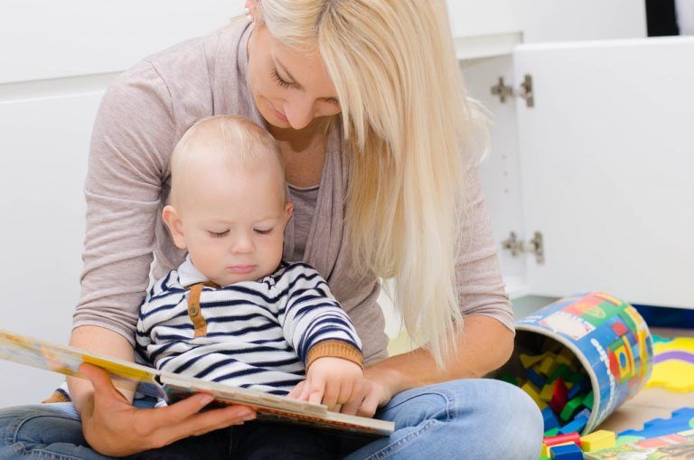 Vorlesen ist Kuschelglück für die Eltern und das Kind.