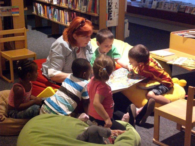Vorlesepaten lesen rund zwei Mal im Monat in den örtlichen Bibliotheken Kindern im Kindergarten- und Vorschulalter vor.
