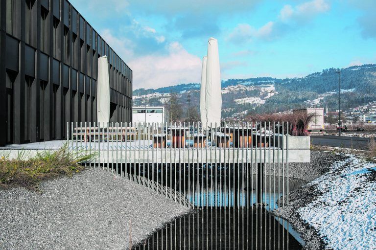 Während der aus Stahlbeton gebaute Büroteil zweigeschoßig ist, ist die hölzerne Werkshalle bis unter das Dach offen. Für viel Licht sorgen neben den großen Fenstern im unteren Bereich die hinter dem Lochblech versteckten und Oberlichten.
