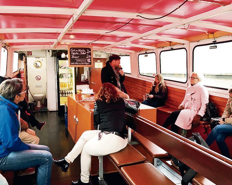 Während der Hafenrundfahrt erfährt man viel über die Stadt.