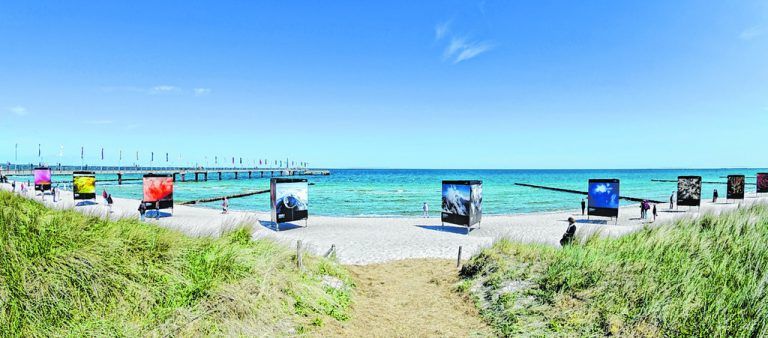 Während des Fotofestivals werden die Bilder auch am Strand ausgestellt.