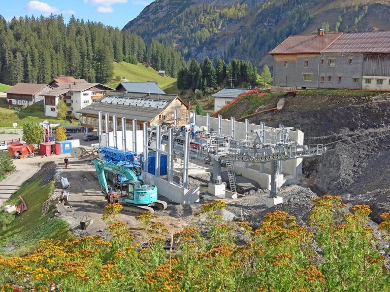 Während die Bergstation schon so gut wie fertig ist, muss bei der Talstation noch einiges gemacht werden. Skilifte