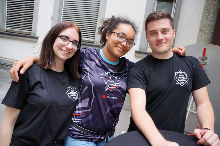 Selina „Vivonco“ Schmiedle, Tracy „Barbie“ Abudu und WAG-Obmann-Stellvertreter Marko „Zedric“ Begonja.