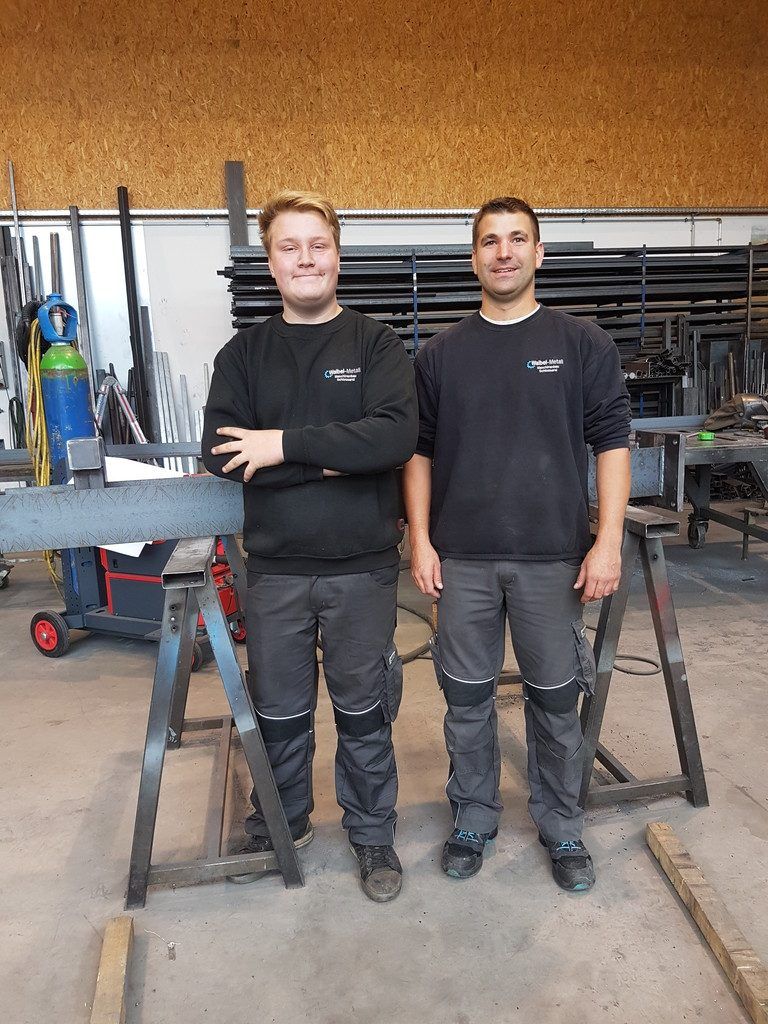Waibel Metall Für den zukunftsträchtigen Lehrberuf Metalltechniker hat sich Lukas Österle entschieden. Er freut sich in seiner Ausbildungszeit über die Unterstützung von Geschäftsführer und Ausbildner Simon Waibel.