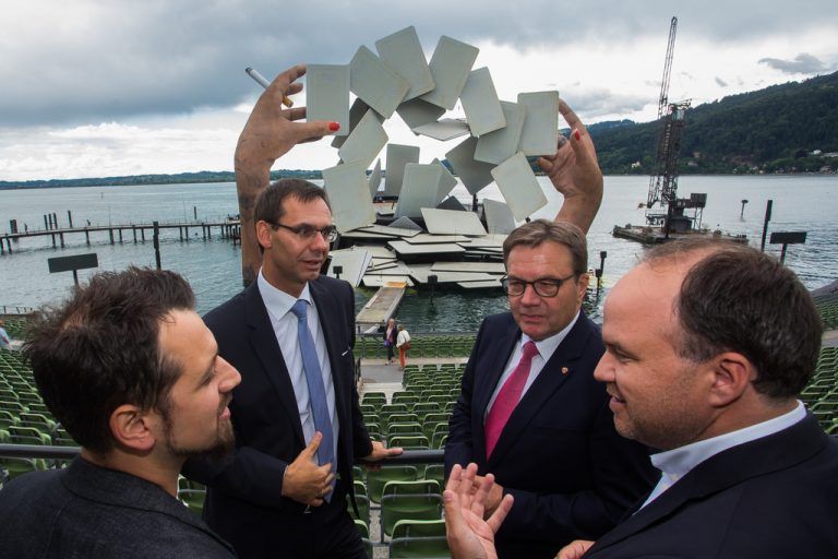 Wallner und Platter im VN-Gespräch nach der Übergabe des Vorsitzes im Festspielhaus. Foto: VN/steurer
