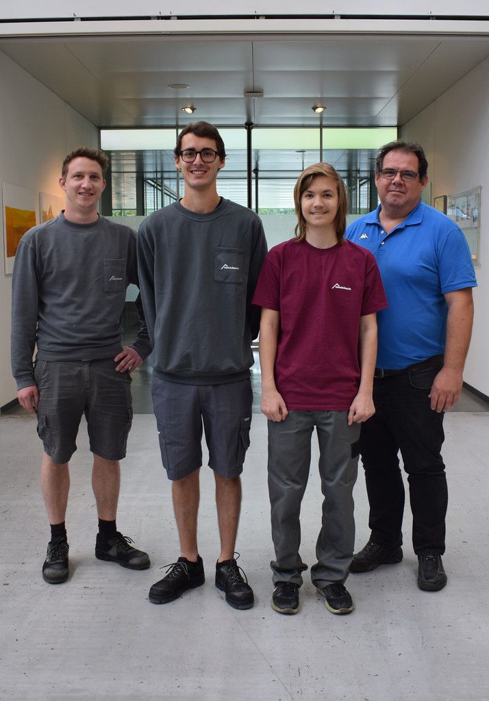 Walter Bösch Im Lustenauer Unternehmen hat Valentin Hartlaub die Lehre zum Elektrotechniker und Noa Waibel zum Betriebslogistikkaufmann begonnen. Ihre Ausbildner Bernhard Hagspiel und Thomas Pöllmann begleiten die Jugendlichen durch die Ausbildung.