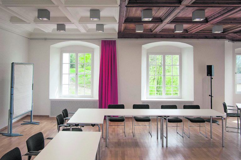 Was erhalten werden konnte, wurde erhalten und bisweilen geschickt ergänzt, wobei immer ganz klar ablesbar ist, was alt und was neu ist. Zur gleichmäßigen Beleuchtung des Seminarraums wurden dagegen durchgehend große Lichtelemente eingesetzt.