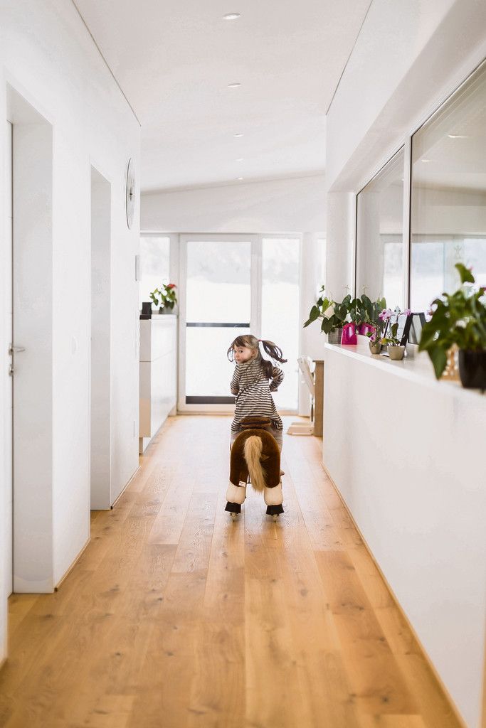 Waschküche, WC und Speis säumen das Verbindungsstück zwischen Kinderzimmer und Küche: für die zweieinhalbjährige Tochter sind die schönen, breiten Gänge aus Eichenholz eine wunderbare Rennstrecke.