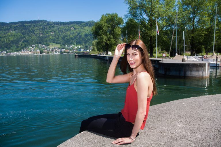 Wasser reflektiert Sonnenlicht. Deshalb braucht es auch dort eine Sonnenbrille. Foto: vn/steurer