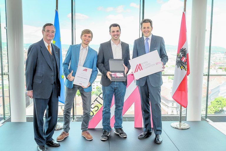 Webgears erhielt 2016 zwei Auszeichnungen: den „Born Global Champions Award“ und den „Österreichischen Exportpreis 2016“ (3. Platz) in der Kategorie „Information & Consulting“. Im Bild: Tobias Klien (2. v. r.) und Alexander Bitsche (2. v. l.) mit Wirtschaftsminister Harald Mahrer (r.) und Wirtschaftskammerpräsident Christoph Leitl . WKO