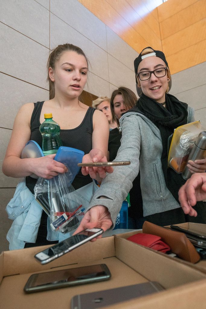 Weg mit den Handys: Die Schüler wurden vor Beginn der Klausurarbeit kontrolliert.